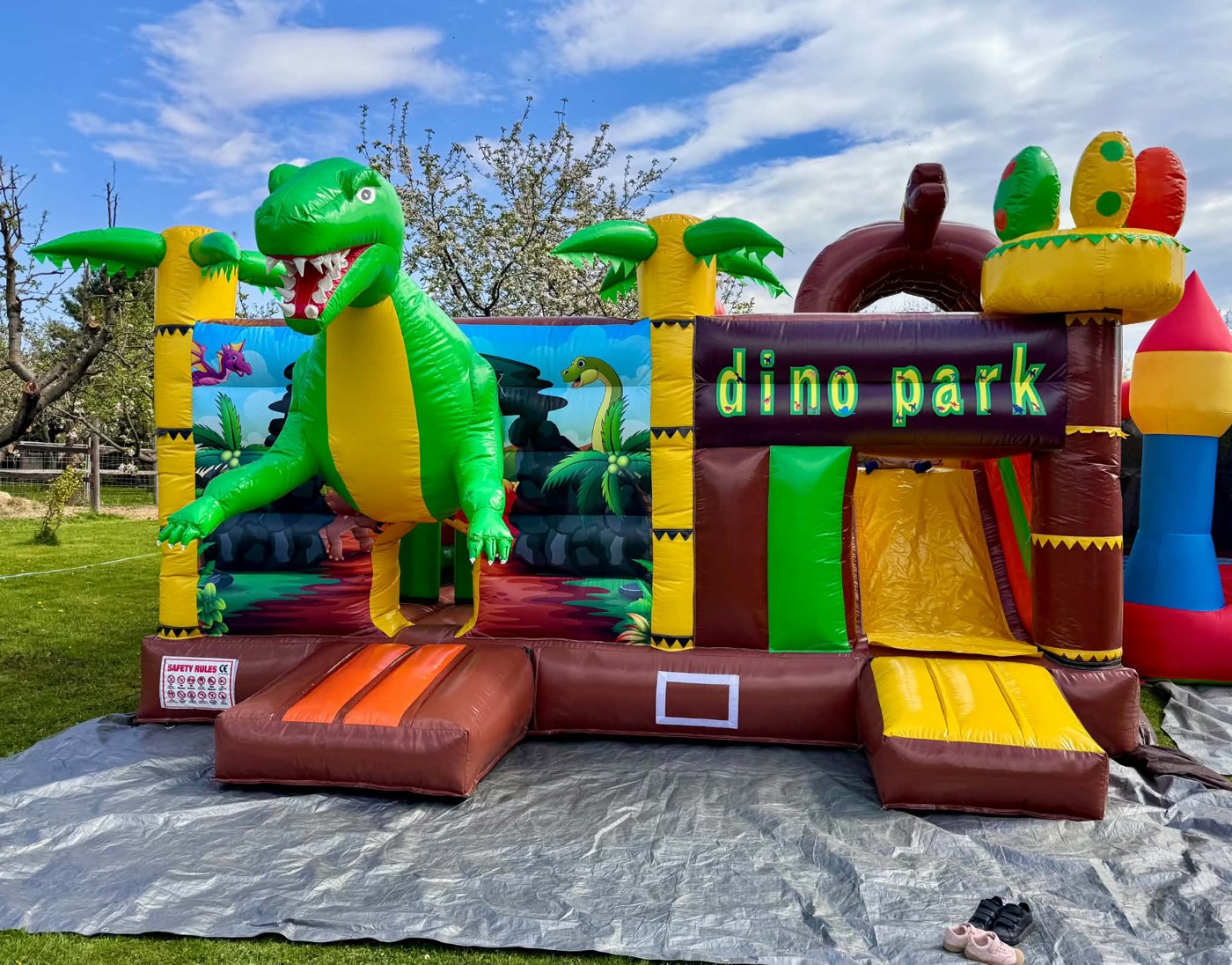 Dino Park ugrálóvár 5 × 5 × 3 m – használt